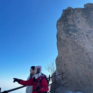 Han Hye-jin Instagram - 저희 설악산 다녀왔어요! 조금 추웠지만 너무 너무 재밌었어요! 지금 제 유투브 채널에서 얼간이들의(?) 엉망진창 등산 스토리를 확인하세용🥰

#술사랑산악회