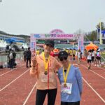Han Hye-jin Instagram - 100번이 넘는 풀코스 마라톤을 완주하고 두 번의 울트라 마라톤을 완주한 엄마와 하프 마라톤을 함께 뛰는 건 불가능하다고 생각 했어요. 2시간안에 완주하는걸 목표로 연습하는 것만이 엄마와 발을 맞출 수 있는 유일한 방법이라고 생각했죠. 저는 스케줄틈에 마라톤 선생님과 훈련을 하고 엄마는 강원도집에 처음으로 러닝머신을 들여놓으셨습니다. 긴장과 설레임, 흥분과 기대로 뒤섞인 대회날 현장에 있으니 가슴이 벅찼어요. 하지만 달리기를 시작하니 천천히 달리자는 엄마의 말을 가벼이 넘긴게 미안해 마음이 쿵 내려 앉았습니다. 나는 아직도 십대에 머물러 엄마를 바라보고 있구나. 스스로 나이 먹지 않으려는 억지스러움이 타인을 온전히 바라보고 이해하려는 눈을 가려버린 건 아닐까 생각했습니다. 나의 시간이 흘러온 만큼 엄마의 시간도 흘렀음을 엄마의 느린 발에 맞춰 뛰며 알았습니다. 긴 시간을 좋은 엄마로서 쉼없이 달려줘서 고맙고 감사하다고 직접 말하지는 못하겠지만.. 수고했어 엄마. 우리 또 같이 달리자. 고마워. 언제나.