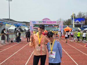 Han Hye-jin Instagram - 100번이 넘는 풀코스 마라톤을 완주하고 두 번의 울트라 마라톤을 완주한 엄마와 하프 마라톤을 함께 뛰는 건 불가능하다고 생각 했어요. 2시간안에 완주하는걸 목표로 연습하는 것만이 엄마와 발을 맞출 수 있는 유일한 방법이라고 생각했죠. 저는 스케줄틈에 마라톤 선생님과 훈련을 하고 엄마는 강원도집에 처음으로 러닝머신을 들여놓으셨습니다. 긴장과 설레임, 흥분과 기대로 뒤섞인 대회날 현장에 있으니 가슴이 벅찼어요. 하지만 달리기를 시작하니 천천히 달리자는 엄마의 말을 가벼이 넘긴게 미안해 마음이 쿵 내려 앉았습니다. 나는 아직도 십대에 머물러 엄마를 바라보고 있구나. 스스로 나이 먹지 않으려는 억지스러움이 타인을 온전히 바라보고 이해하려는 눈을 가려버린 건 아닐까 생각했습니다. 나의 시간이 흘러온 만큼 엄마의 시간도 흘렀음을 엄마의 느린 발에 맞춰 뛰며 알았습니다. 긴 시간을 좋은 엄마로서 쉼없이 달려줘서 고맙고 감사하다고 직접 말하지는 못하겠지만.. 수고했어 엄마. 우리 또 같이 달리자. 고마워. 언제나.