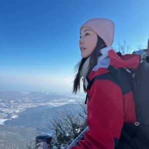Han Hye-jin Instagram - 저희 설악산 다녀왔어요! 조금 추웠지만 너무 너무 재밌었어요! 지금 제 유투브 채널에서 얼간이들의(?) 엉망진창 등산 스토리를 확인하세용🥰

#술사랑산악회
