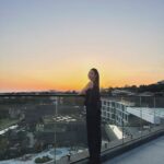Han Hye-jin Instagram - 나일로라와 JW 메리어트 제주의 아름다운 콜라보 현장에 다녀왔어요^^ 편안하고 고급스러운 무드의 나일로라를 입고 자연에 파묻힌 메리어트 제주에 있으니 서울에 오고싶지 않더라구요😂 바다의 내음을 맡고 파도 소리를 들으며 그간 일에 지쳐 돌보지 못했던 몸의 상태를 가만히 들여다 봤어요 쉬지않고 달리는 일상일수록 시간을 내어 멈추고 돌아보지 않으면 이렇게 몸이 굳어지듯 머리도 굳어지겠구나 싶었어요 비록 요 다음날은 쏟아지는 비와 바람을 맛봤지만^^ 잠시 숨고를 수 있는 여유가 여러분의 하루에도 함께하길 바래봅니다🥰 #나일로라 #nylora @nylora_kr @jwmarriottjeju