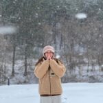Han Hye-jin Instagram - 여러분~ 저는 오늘 야외촬영을 했어요..좀..춥던데🥶 여러분이 계신곳도 많이 추웠나요? 강원도는 아침부터 눈폭탄에 이런 어마어마한 고드름까지 달렸네요^^ 너무 신기했어요! 내일도 많이 춥다는데 따듯하게 입으시고 감기 조심하세요😄