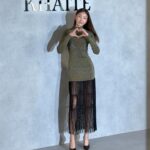 Han Hye-jin Instagram - 여러분~ 저는 오늘 KHAITE 의 2024 가을컬렉션 프리뷰 현장에 다녀왔어요^^ 요즘 가장 핫한 브랜드 중 하나인 케이트의 의상을 입고 다양한 룩들을 직접 보고 왔는데요, 우아하면서도 멋스러운 의상들이 눈에 띄더라구요~ 오늘 제가 입은 술장식이 달린 은은한 골드빛 드레스는 어떤가요😄 요런 옷 입고 근사한 파티에 가고 싶네요^^ 시크하면서 우아한 뉴욕 감성의 케이트KHAITE 많은 관심 부탁드려요😄 #케이트 #케이트뉴욕 #khaitefw24 @khaite_ny #광고