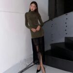 Han Hye-jin Instagram - 여러분~ 저는 오늘 KHAITE 의 2024 가을컬렉션 프리뷰 현장에 다녀왔어요^^ 요즘 가장 핫한 브랜드 중 하나인 케이트의 의상을 입고 다양한 룩들을 직접 보고 왔는데요, 우아하면서도 멋스러운 의상들이 눈에 띄더라구요~ 오늘 제가 입은 술장식이 달린 은은한 골드빛 드레스는 어떤가요😄 요런 옷 입고 근사한 파티에 가고 싶네요^^ 시크하면서 우아한 뉴욕 감성의 케이트KHAITE 많은 관심 부탁드려요😄 #케이트 #케이트뉴욕 #khaitefw24 @khaite_ny #광고