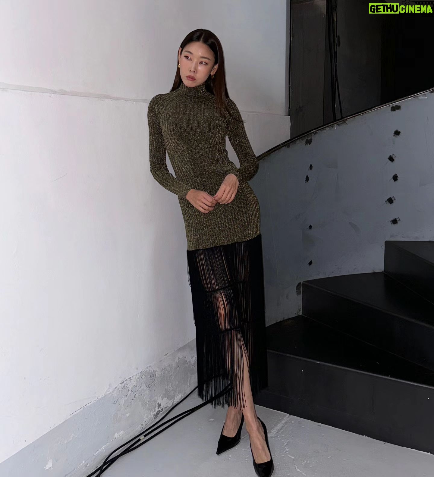 Han Hye-jin Instagram - 여러분~ 저는 오늘 KHAITE 의 2024 가을컬렉션 프리뷰 현장에 다녀왔어요^^ 요즘 가장 핫한 브랜드 중 하나인 케이트의 의상을 입고 다양한 룩들을 직접 보고 왔는데요, 우아하면서도 멋스러운 의상들이 눈에 띄더라구요~ 오늘 제가 입은 술장식이 달린 은은한 골드빛 드레스는 어떤가요😄 요런 옷 입고 근사한 파티에 가고 싶네요^^ 시크하면서 우아한 뉴욕 감성의 케이트KHAITE 많은 관심 부탁드려요😄 #케이트 #케이트뉴욕 #khaitefw24 @khaite_ny #광고