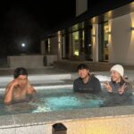 Han Hye-jin Instagram - 형제들의 호연지기.. 도저히 한 장만 올릴 수가 없네.. 영하6도 강원도의 올 해 마지막 자쿠지! 이번 주 금요일에 유투브에서 만나요😆 금요일이 더 재밌는 건 안비밀🤫 #형제들의사우나 #대상기원입수 #마지막사진시언오빠표정 #인급동1위감사합니다🙇‍♀️❤️