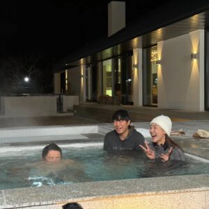 Han Hye-jin Instagram - 형제들의 호연지기..
도저히 한 장만 올릴 수가 없네..
영하6도 강원도의 올 해 마지막 자쿠지! 이번 주 금요일에 유투브에서 만나요😆 금요일이 더 재밌는 건 안비밀🤫

#형제들의사우나 #대상기원입수 #마지막사진시언오빠표정 #인급동1위감사합니다🙇‍♀️❤️