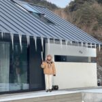 Han Hye-jin Instagram - 여러분~ 저는 오늘 야외촬영을 했어요..좀..춥던데🥶 여러분이 계신곳도 많이 추웠나요? 강원도는 아침부터 눈폭탄에 이런 어마어마한 고드름까지 달렸네요^^ 너무 신기했어요! 내일도 많이 춥다는데 따듯하게 입으시고 감기 조심하세요😄