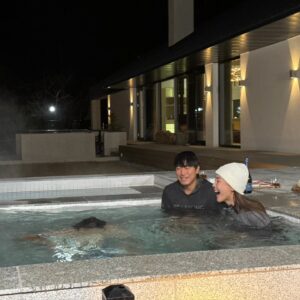 Han Hye-jin Instagram - 형제들의 호연지기..
도저히 한 장만 올릴 수가 없네..
영하6도 강원도의 올 해 마지막 자쿠지! 이번 주 금요일에 유투브에서 만나요😆 금요일이 더 재밌는 건 안비밀🤫

#형제들의사우나 #대상기원입수 #마지막사진시언오빠표정 #인급동1위감사합니다🙇‍♀️❤️