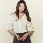 Han Hye-jin Instagram - 외부로부터 오는 자극과 스트레스를 완전히 통제 한다는 건 쉬운 일이 아니죠. 하지만 사소하고 작은 루틴들이 때로는 큰 힘을 발휘하기도 합니다. 나에 대해 관심을 기울이고 늘 살피며 필요한 것들을 세심히 챙기는 일. 나에게 알맞는 루틴을 찾아가는 과정. 마치 사랑하는 사람을 대하듯 스스로를 케어해보는건 어떨까요. 1. 깨끗한 침구를 제공하고 2. 식물을 돌보고 3. 물을 많이 마시며 4. 매일 운동하려고 노력하고 5. 옷 보다는 피부에 투자하고 6. 늘 윤기나는 머릿결을 유지하며 7. 먹고 마시는 건 신중히 선택하고 8. 주변을 늘 청결히 하며 9. 되도록 많은 햇빛을 보고 10. 위의 모든 것들을 지키지 못해도 스스로를 비난하지 않는다 여러분의 루틴도 궁금하네요^^ #스팀베이스 @steambase_official