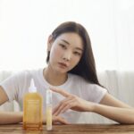 Han Hye-jin Instagram - 외부로부터 오는 자극과 스트레스를 완전히 통제 한다는 건 쉬운 일이 아니죠. 하지만 사소하고 작은 루틴들이 때로는 큰 힘을 발휘하기도 합니다. 나에 대해 관심을 기울이고 늘 살피며 필요한 것들을 세심히 챙기는 일. 나에게 알맞는 루틴을 찾아가는 과정. 마치 사랑하는 사람을 대하듯 스스로를 케어해보는건 어떨까요. 1. 깨끗한 침구를 제공하고 2. 식물을 돌보고 3. 물을 많이 마시며 4. 매일 운동하려고 노력하고 5. 옷 보다는 피부에 투자하고 6. 늘 윤기나는 머릿결을 유지하며 7. 먹고 마시는 건 신중히 선택하고 8. 주변을 늘 청결히 하며 9. 되도록 많은 햇빛을 보고 10. 위의 모든 것들을 지키지 못해도 스스로를 비난하지 않는다 여러분의 루틴도 궁금하네요^^ #스팀베이스 @steambase_official