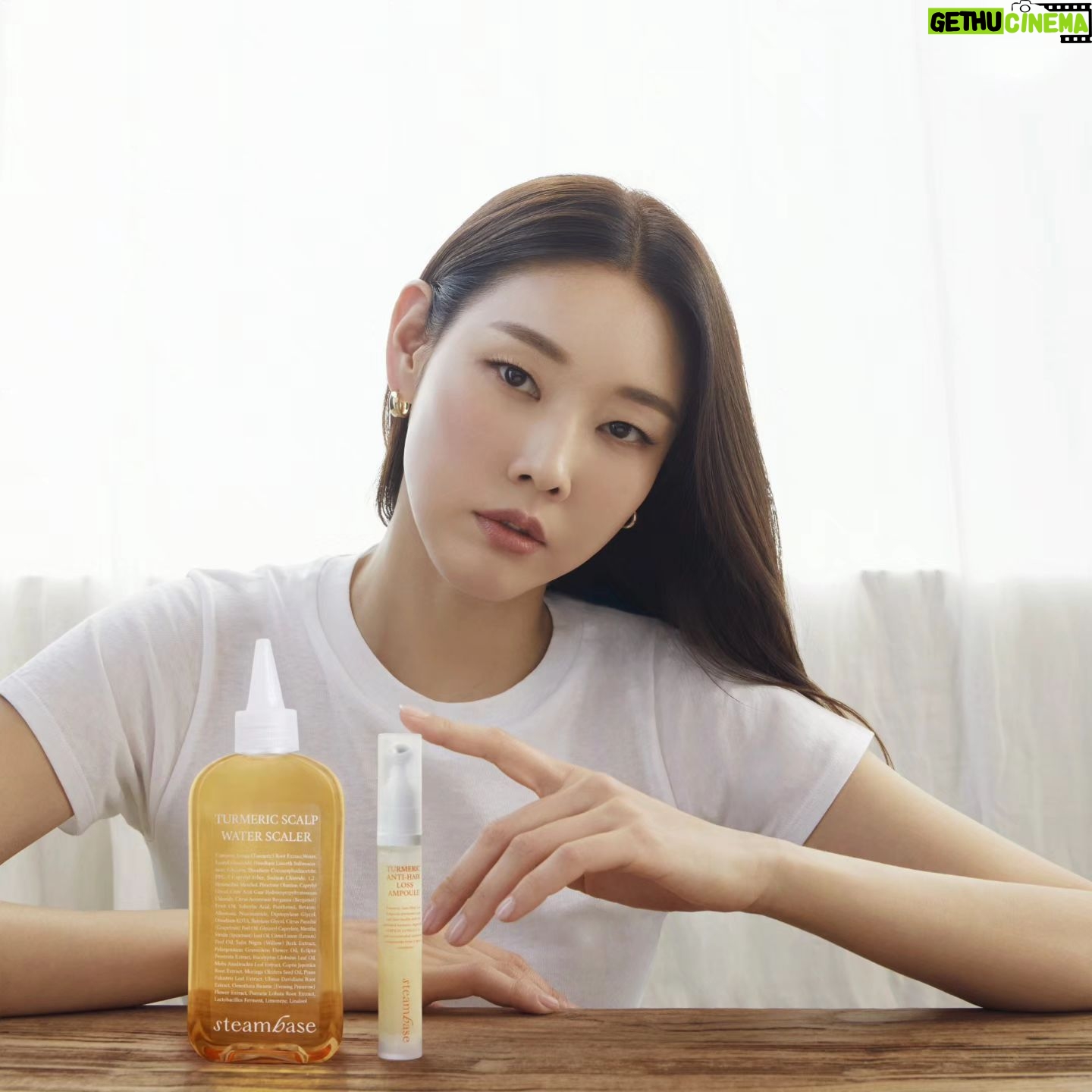 Han Hye-jin Instagram - 외부로부터 오는 자극과 스트레스를 완전히 통제 한다는 건 쉬운 일이 아니죠. 하지만 사소하고 작은 루틴들이 때로는 큰 힘을 발휘하기도 합니다. 나에 대해 관심을 기울이고 늘 살피며 필요한 것들을 세심히 챙기는 일. 나에게 알맞는 루틴을 찾아가는 과정. 마치 사랑하는 사람을 대하듯 스스로를 케어해보는건 어떨까요. 1. 깨끗한 침구를 제공하고 2. 식물을 돌보고 3. 물을 많이 마시며 4. 매일 운동하려고 노력하고 5. 옷 보다는 피부에 투자하고 6. 늘 윤기나는 머릿결을 유지하며 7. 먹고 마시는 건 신중히 선택하고 8. 주변을 늘 청결히 하며 9. 되도록 많은 햇빛을 보고 10. 위의 모든 것들을 지키지 못해도 스스로를 비난하지 않는다 여러분의 루틴도 궁금하네요^^ #스팀베이스 @steambase_official