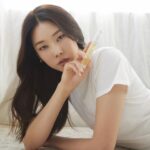 Han Hye-jin Instagram - 외부로부터 오는 자극과 스트레스를 완전히 통제 한다는 건 쉬운 일이 아니죠. 하지만 사소하고 작은 루틴들이 때로는 큰 힘을 발휘하기도 합니다. 나에 대해 관심을 기울이고 늘 살피며 필요한 것들을 세심히 챙기는 일. 나에게 알맞는 루틴을 찾아가는 과정. 마치 사랑하는 사람을 대하듯 스스로를 케어해보는건 어떨까요. 1. 깨끗한 침구를 제공하고 2. 식물을 돌보고 3. 물을 많이 마시며 4. 매일 운동하려고 노력하고 5. 옷 보다는 피부에 투자하고 6. 늘 윤기나는 머릿결을 유지하며 7. 먹고 마시는 건 신중히 선택하고 8. 주변을 늘 청결히 하며 9. 되도록 많은 햇빛을 보고 10. 위의 모든 것들을 지키지 못해도 스스로를 비난하지 않는다 여러분의 루틴도 궁금하네요^^ #스팀베이스 @steambase_official