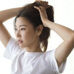 Han Hye-jin Instagram - 외부로부터 오는 자극과 스트레스를 완전히 통제 한다는 건 쉬운 일이 아니죠. 하지만 사소하고 작은 루틴들이 때로는 큰 힘을 발휘하기도 합니다. 나에 대해 관심을 기울이고 늘 살피며 필요한 것들을 세심히 챙기는 일. 나에게 알맞는 루틴을 찾아가는 과정. 마치 사랑하는 사람을 대하듯 스스로를 케어해보는건 어떨까요. 1. 깨끗한 침구를 제공하고 2. 식물을 돌보고 3. 물을 많이 마시며 4. 매일 운동하려고 노력하고 5. 옷 보다는 피부에 투자하고 6. 늘 윤기나는 머릿결을 유지하며 7. 먹고 마시는 건 신중히 선택하고 8. 주변을 늘 청결히 하며 9. 되도록 많은 햇빛을 보고 10. 위의 모든 것들을 지키지 못해도 스스로를 비난하지 않는다 여러분의 루틴도 궁금하네요^^ #스팀베이스 @steambase_official
