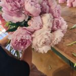 Han Hye-yeon Instagram - 꽃 𝔸𝔽𝕋𝔼ℝℕ𝕆𝕆ℕ 🌸☀️ 80송이 작약으로 힐링하는 오늘~ 온세상이 아름답게 보임^^🧡 스파이럴 손 근육 좀 키워야게씀💪🙃💦 #인생뭐있어 #flowerclass #peony #audryflowers2014