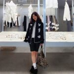 Han Hye-yeon Instagram - 𝙍𝙀;𝘾𝙊𝘿𝙀 1 𝙔𝙀𝘼𝙍 𝘼𝙉𝙉𝙄𝙑𝙀𝙍𝙎𝘼𝙍𝙔 𝘍𝘙𝘐𝘌𝘕𝘋𝘚 𝘗𝘖𝘗-𝘜𝘗 𝘚𝘛𝘖𝘙𝘌 지속가능한 패션을 적극적으로 실천하고 있는 래코드의 청담 1주년 팝업은 볼거리도 할거리도 살거리도 많네요~ 손수 리폼으로 세상에 하나 밖에 없는 하프문 백을 만들어 볼 수 있는 RE;TABLE WORKSHOP에서 한땀 한땀 바느질까지~🪡🧵 #인생뭐있어 #RECODE #래코드청담 #ootd #의상정보는태그에서🙏
