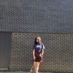 Han Hye-yeon Instagram - 𝙎𝙏𝙔𝙇𝙄𝙉𝙂 𝙏𝙄𝙋 어제 라이브때 얘기한 팔뚱 커버 컷이 훌륭한 티셔츠와 네이비 브라운의 귀한 컬러매치💙🤎 스타일 투척~ 이제 여름에 어울리는 높은데 가볍고 편한 샌들에 심심찮게 뽀인트 줄 수 있는 레오파드 패턴 백까지~ 완성! #인생뭐있어 #ootd #styling #의상정보는태그에서🙏