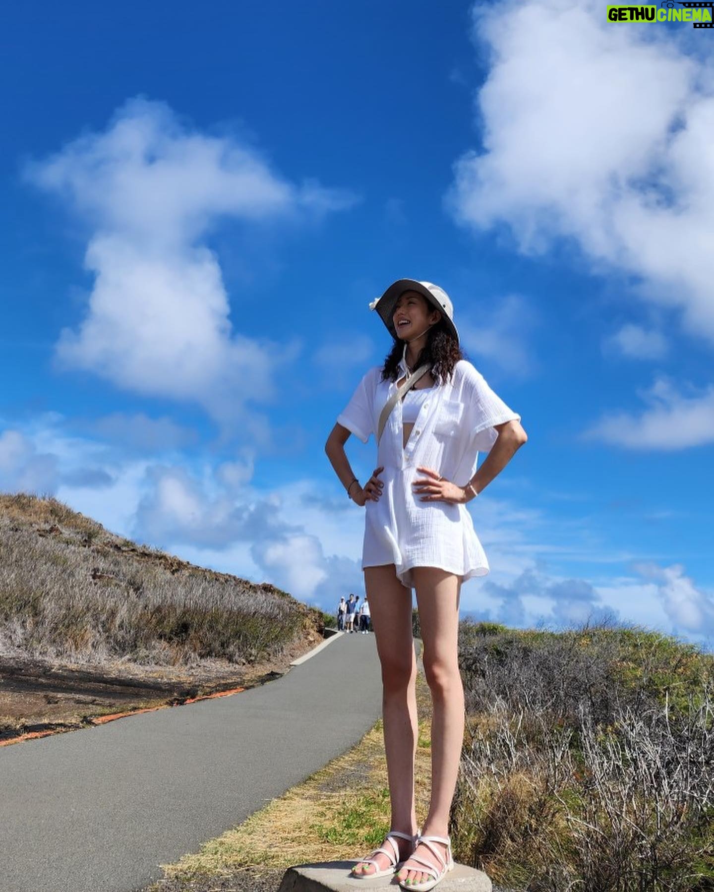 Han Ji-hyun Instagram - 정말 쨍하게 맑은 날씨가 앞으로 내 미래도 맑고 화창하게 만들어줄것처럼 환했다 ㅡ까만콩 이유2ㅡ
