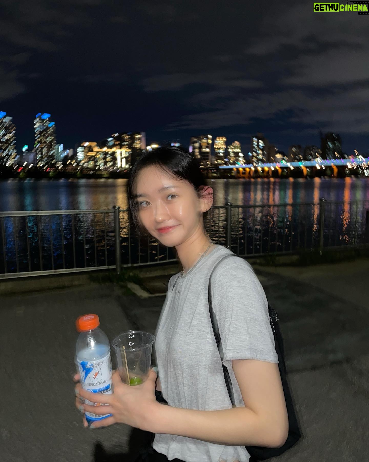 Han Ji-hyun Instagram - 엄청 커다란 모기가 내 귀를 물었어 간지러웠어