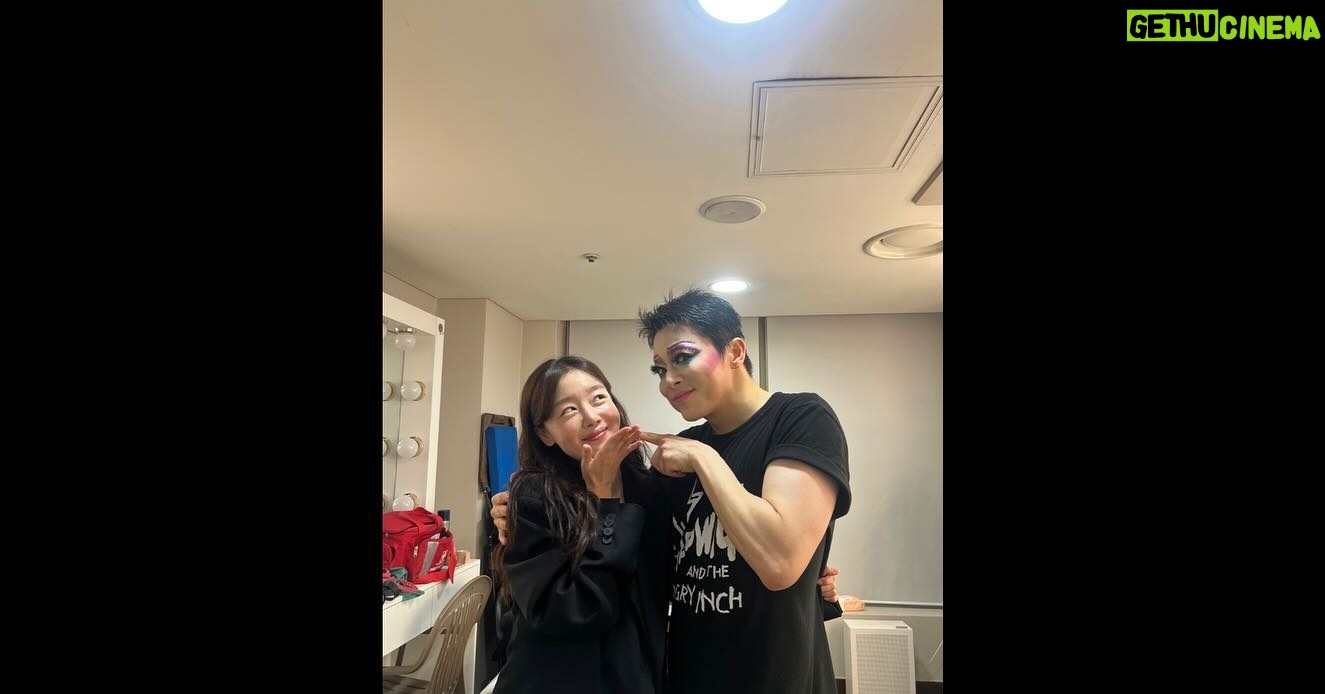 Han Seon-hwa Instagram - 유일무이.. 뽀드윅..🥹🩷 다.. 잘 하시고 섹시한 선배가 우리 오빠라니!! 내 오빠라니!!! 한정미 너 좋겠다!! 🤣 내가 다 기대되는 영화 #파일럿 #7월31일개봉이에요✈️