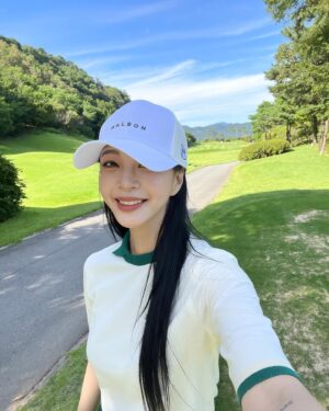 Han Ye-seul Instagram - 🤩🏌️‍♀️⛳️
#골프머리올렸어요
#정말못쳐요 
#40대의삶이란