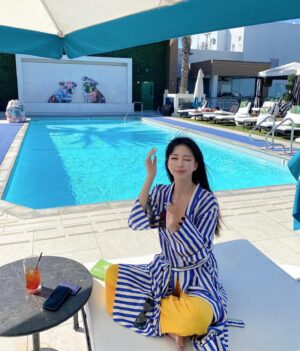 Han Ye-seul Instagram - 햇빛은 찬란하고 
인생은 귀하니까요 🥰
