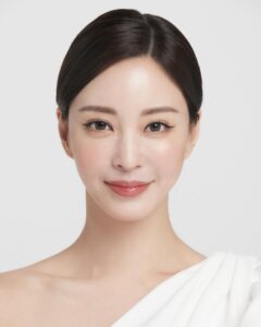 Han Ye-seul Instagram - 새 여권사진 어떤게 좋을까요? 🤍