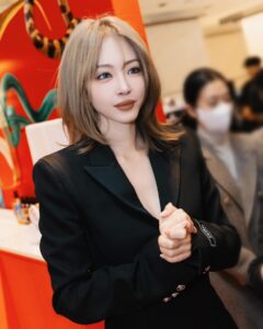 Han Ye-seul Instagram - 홀리데이 무드 가득한 토일렛페이퍼 뷰티 팝업스토어 다녀왔어요🤍많관부🤍 @tpbeauty_kr #토일렛페이퍼뷰티 #현대무역팝업