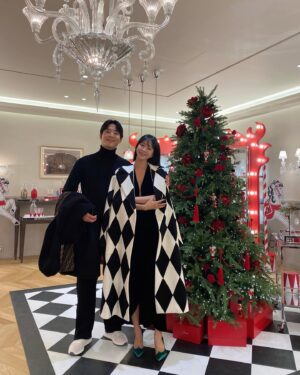 Han Ye-seul Instagram - 2022년에도 모두 더 사랑하고 더 행복하고 더 건강하고 더 사랑받는 한해가 되세요 😍💕💕
#2022 #wishyou #love #wealth #health #happiness