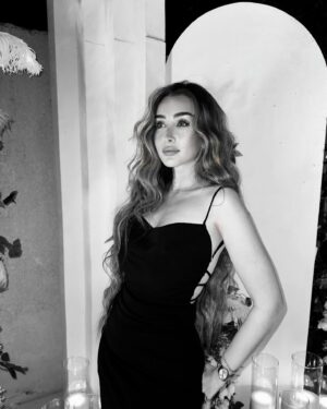 Hana Al Zahed Instagram - For a new chapter 🫶🏻

📖