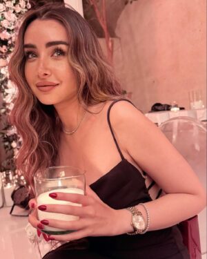 Hana Al Zahed Instagram - For a new chapter 🫶🏻

📖