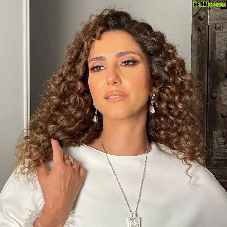 Hanan Motawie Instagram - Thanks ❤️ Make up :@monaesmailmakeup Hair : @mahmoud_hair_stylist Ammer Jewelry :@elmawardyjewelry Special thanks @linaghoneim
