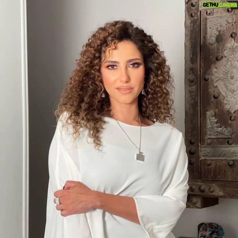 Hanan Motawie Instagram - Thanks ❤️ Make up :@monaesmailmakeup Hair : @mahmoud_hair_stylist Ammer Jewelry :@elmawardyjewelry Special thanks @linaghoneim
