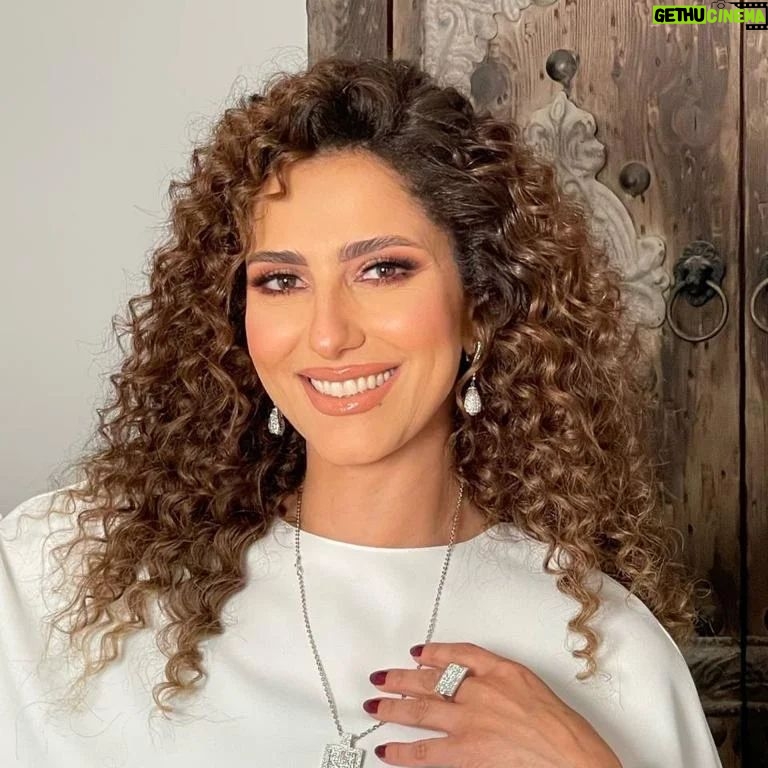 Hanan Motawie Instagram - Thanks ❤️ Make up :@monaesmailmakeup Hair : @mahmoud_hair_stylist Ammer Jewelry :@elmawardyjewelry Special thanks @linaghoneim