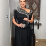 Hanan Motawie Instagram - يوم مميز وخاص جدا لاني تسلمت جائزه الرياده ل والد اختي وصديقتي الحبيبه ريهام عبد الغفور الاستاذ اشرف عبد الغفور الله يرحمه وكمان حصلت علي جائزه التميز عن مسلسل وعود سخيه ومسلسل صوت وصوره❤️❤️شكرا دير جيست Styled by @ihabeladly Dress by @aymanlahmouni Clutch @alicia_arts Jewelry @bijoux.jewelry.eg Mua @zeinaelnaggar Hairstyle @mahmoud_hair_stylist