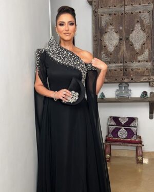 Hanan Motawie Instagram - يوم مميز وخاص جدا لاني تسلمت جائزه الرياده ل والد اختي وصديقتي الحبيبه ريهام عبد الغفور الاستاذ اشرف عبد الغفور الله يرحمه وكمان حصلت علي جائزه التميز عن مسلسل وعود سخيه ومسلسل صوت وصوره❤️❤️شكرا دير جيست Styled by @ihabeladly 
Dress by @aymanlahmouni 
Clutch @alicia_arts 
Jewelry @bijoux.jewelry.eg 
Mua  @zeinaelnaggar 
Hairstyle  @mahmoud_hair_stylist