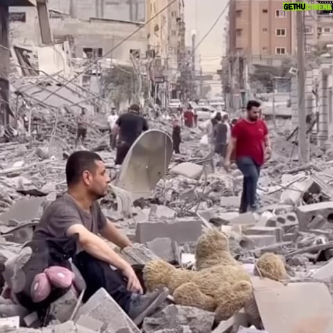 Hanan Turk - 27.4K Likes - العذراء أنجبت
والرضيع تكلم
والعجوز حملت
والعاقر أنجبت
والقمر انشق
النائمون استيقظوا بعد سنين طوال
القلة غلبت الكثرة
عرش ملكة في اليمن إنتقل إلى الشام في طرفة عين
بطن الحوت لم يهضم
النار لم تحرق
المستحيل تحقق، والله لا يعجزه شيء في الأرض ولا في السماء، فإذا أراد شيئًا أن يقول له كن فيكون
لا حول ولا قوه الا بالله العلي العظيم🤍
اللهم أنصر أهل فلسطين و ارحم موتاهم و اشف مرضاهم و انصرنا علي من عاداهم.🤲🏻