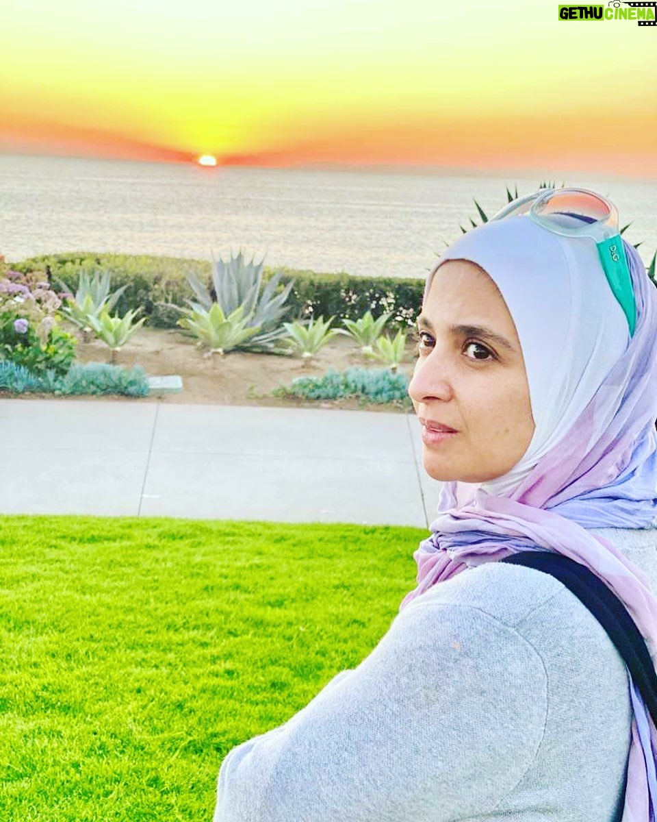 Hanan Turk - 48.3K Likes - *الرزق*
"الرزق نوعان ، رزق تطلبه و رزق يطلبك.. فأما الذي يطلبك فسوف يأتيك ولو على ضعفك ، وأما الذي تطلبه فلن يأتيك إلا بِسَعْيِكَ، وهو أيضًا من رزقك.. فالأول فضل من الله و الثاني عدل من الله".
وأعلم أنَّ
*أدنى درجات الرزق هو المال، وأعلى درجات الرزق الصحة والستر و العافية وحب الناس والقبول في الأرض، وقرة العين في الزوجة والأولاد، وتمام الرزق هو نعمة الإيمان بالله تعالى وطمأنية النفس ورضى الله ودخول الجنة* .
*اللهم أرزقنا من حيث لا نحتسب رزقًا هينًا طيبًا مباركًا فيه*.