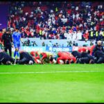 Hanan Turk Instagram - كان حلم جميل و الاجمل اداء اسود الاطلس و الاعظم سجود الفريق بعد الخروج من المونديال ♥️ نحن أمة اذا اعطانا الله شكرنا و اذا منعنا حمدنا 🤲 كسبنا اليوم فريق نافس بمهارة ودخل المربع الذهبي ورفع سقف طموحاتنا معاه .. شكرا اسود الاطلس .. شرفتونا وشرفتو العرب .. و شرفتوا افريقيا كلها ♥️ اليوم كلنا مغاربه بحبكم بزاف بزاف 🇲🇦🇲🇦🇲🇦 #أسود_الاطلس 🇲🇦🦁🏆♥️