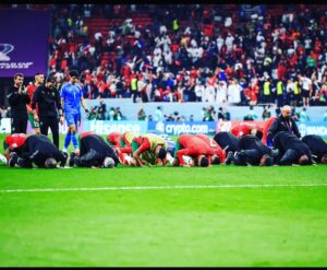 Hanan Turk Instagram - كان حلم جميل و الاجمل اداء اسود الاطلس و الاعظم سجود الفريق بعد الخروج من المونديال ♥️ نحن أمة اذا  اعطانا الله شكرنا و اذا منعنا حمدنا 🤲 
كسبنا اليوم فريق نافس بمهارة  ودخل المربع الذهبي ورفع سقف طموحاتنا معاه .. شكرا اسود الاطلس .. شرفتونا وشرفتو العرب .. و شرفتوا افريقيا كلها ♥️ اليوم كلنا مغاربه بحبكم بزاف بزاف 🇲🇦🇲🇦🇲🇦
#أسود_الاطلس 🇲🇦🦁🏆♥️