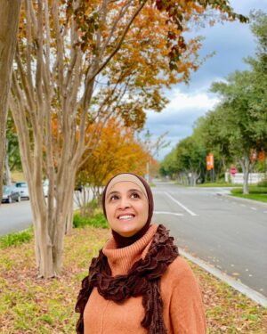 Hanan Turk Instagram - عندما يأتيني الخريف ويأخذ أوراقه القديمة لا أحزن لتساقط الأوراق 🍁لأني على يقين أن ربي سيستبدلها مع الربيع بأوراق أجمل.. في هذه الحياة فلنترك ما ذبل منا ولندع  ما يؤلمنا وننتظر من الله ربيعا تزهر فيه قلوبنا وتعود فيه الحياة الى الحياة 🌹