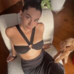 Hande Doğandemir Instagram - dump perileri geldi 🧚🏻‍♀️ 1.evde sıradan bir gün 2.güneşi gördüm 3.en sevdiğim 4.en kritik günlerde yanımda şefim 5.grup shh 6.benim sabahlar 7.ben senin olmadığın her yerde yeşillenirim 8.bana öyle bakma 9.sonsuzluk asansörü 10.dünyanın en güzel portresi✨