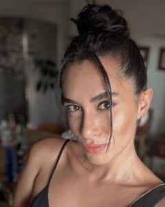 Hande Doğandemir Instagram - düne dair minik bir özet ❤️‍🔥✨ 1. hazırım 2. boydan alalım 3.ayna yamuktu biz yapmadık 4. bir de böyle çek 5. taksi buldum gururluyum 6. ayna selfiesiz asla