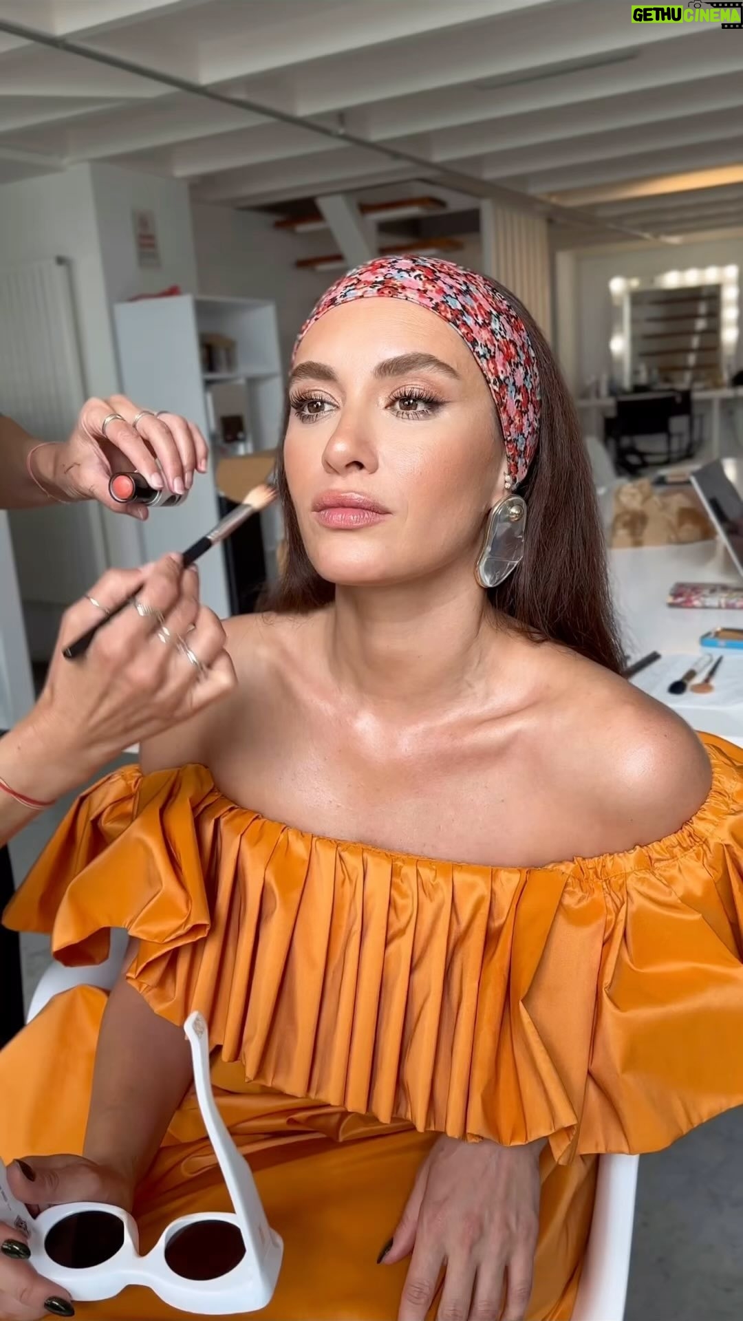 Hande Doğandemir Instagram - Şahane bir çekim yaptık @handedogandemir 🍀🌸💖 @eleledergisi #backstage #handedoğandemir #hamiyetakpınar