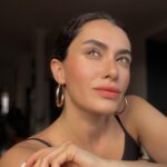 Hande Doğandemir Instagram - dump perileri geldi 🧚🏻‍♀️ 1.evde sıradan bir gün 2.güneşi gördüm 3.en sevdiğim 4.en kritik günlerde yanımda şefim 5.grup shh 6.benim sabahlar 7.ben senin olmadığın her yerde yeşillenirim 8.bana öyle bakma 9.sonsuzluk asansörü 10.dünyanın en güzel portresi✨