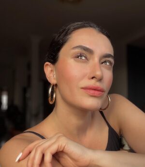 Hande Doğandemir Instagram - dump perileri geldi 🧚🏻‍♀️ 1.evde sıradan bir gün 2.güneşi gördüm 3.en sevdiğim 4.en kritik günlerde yanımda şefim 5.grup shh 6.benim sabahlar 7.ben senin olmadığın her yerde yeşillenirim 8.bana öyle bakma 9.sonsuzluk asansörü 10.dünyanın en güzel portresi✨