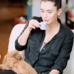 Hande Doğandemir Instagram – Sabah rutinim 5 Aralık Dünya Türk Kahvesi gününde de her zaman olduğu gibi @arcelik Telve ile bol köpüklü 🤍 ☕️ #KahveZamanıTelveZamanı 
#işbirliği