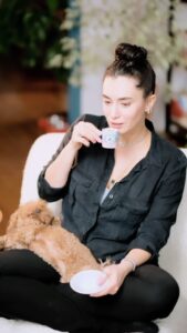Hande Doğandemir Instagram - Sabah rutinim 5 Aralık Dünya Türk Kahvesi gününde de her zaman olduğu gibi @arcelik Telve ile bol köpüklü 🤍 ☕️ #KahveZamanıTelveZamanı #işbirliği