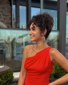 Hande Doğandemir Instagram - bu bir teşekkür postudur ❤️‍🔥 dün hayatımın en güzel günlerinden biriydi bebeğimiz @inocosmetic i sizlerle buluşturduk bundan sonra yolculuğu başladı biz hayal ettik yaptık umarım başkalarını mutlu ederek uzun yıllar bizimle olur ⭐️ ayrıca dün gördüm ki ne kadar güzel insanlar biriktirmişim ne şanslıyım varlığınız için teşekkürler ⭐️ ve sevgili partnerlerim iyi ki 🙏 @hchur @meltemkaraata @almilaoztoprak @mertkesiktas @latrokimya . . ayrıca bu şahane geceyi yaratan @ismailpolatt ve @oberon.comm muhteşem mekanımız için @sax.turkiye ve @sixsenseskocatasmansions ‘na tüm destekleri için de @studio56istanbul @cdconsultingagency @aysegulsenerpr a ve tüm @weactco kızlarına sonsuz teşekkürler nefis bir gece oldu sayenizde .. içinde çok iyi hissettiğim elbisem için @dilekhanif ve takılarım için canım @begumkhan a çook teşekkürler ✨✨