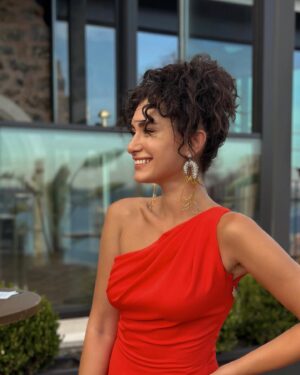 Hande Doğandemir Instagram - bu bir teşekkür postudur ❤️‍🔥 dün hayatımın en güzel günlerinden biriydi bebeğimiz @inocosmetic i sizlerle buluşturduk bundan sonra yolculuğu başladı biz hayal ettik yaptık umarım başkalarını mutlu ederek uzun yıllar bizimle olur ⭐️ ayrıca dün gördüm ki ne kadar güzel insanlar biriktirmişim ne şanslıyım varlığınız için teşekkürler ⭐️ ve sevgili partnerlerim iyi ki 🙏 @hchur 
@meltemkaraata @almilaoztoprak @mertkesiktas @latrokimya .
.
ayrıca bu şahane geceyi yaratan @ismailpolatt ve @oberon.comm muhteşem mekanımız için @sax.turkiye ve @sixsenseskocatasmansions ‘na tüm destekleri için de @studio56istanbul @cdconsultingagency @aysegulsenerpr a ve tüm @weactco kızlarına sonsuz teşekkürler nefis bir gece oldu sayenizde ..
içinde çok iyi hissettiğim elbisem için @dilekhanif ve takılarım için canım @begumkhan a çook teşekkürler ✨✨